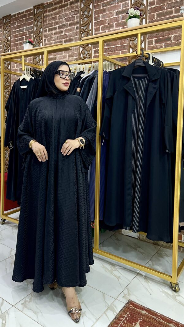⁦عباية تريبل كلوش كم مروحة الخامة جكار حرير سواد فاحم⁩ - الصورة ⁦2⁩
